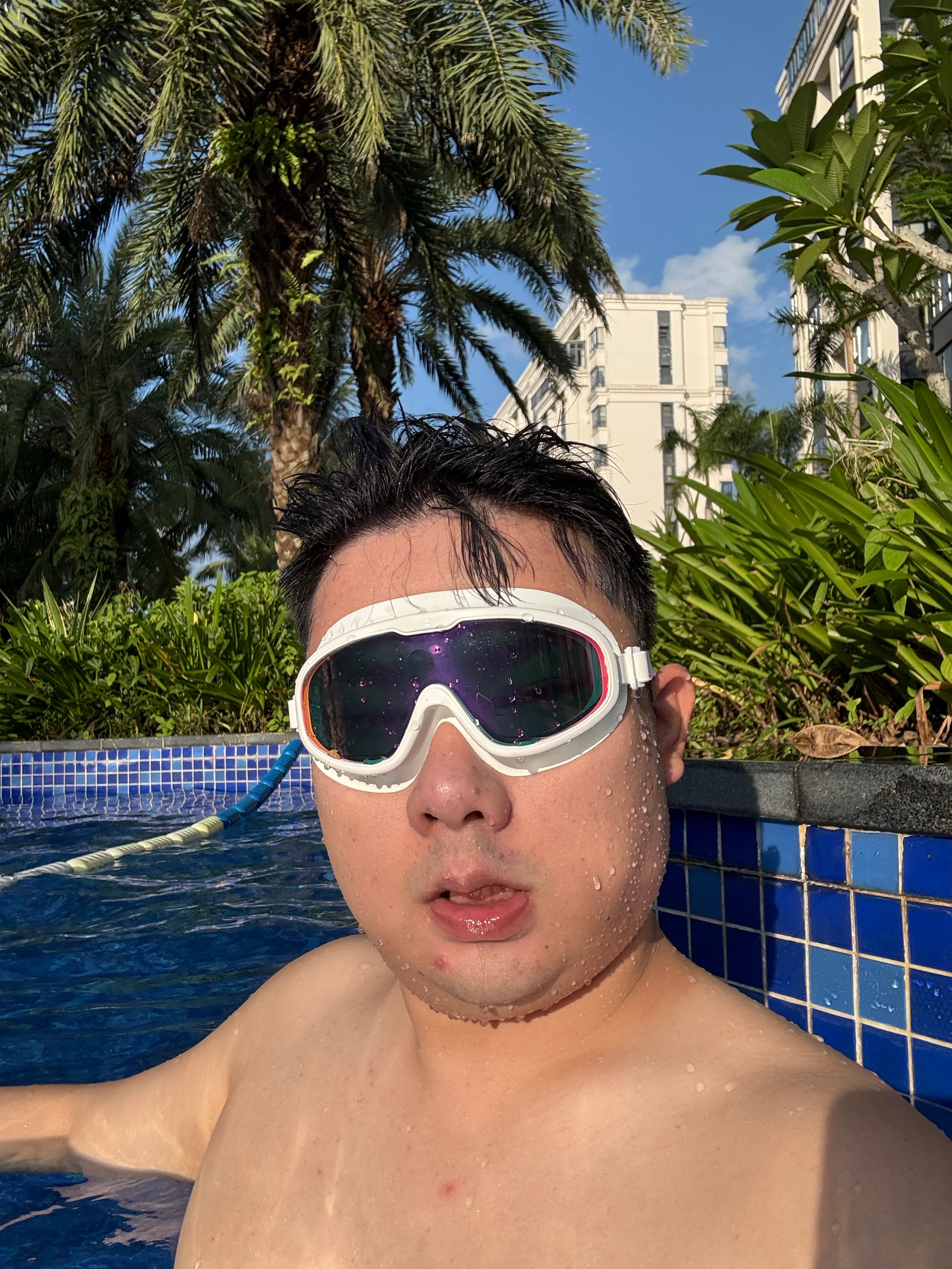 每天老年蛙泳锻炼个半小时。 ​​​