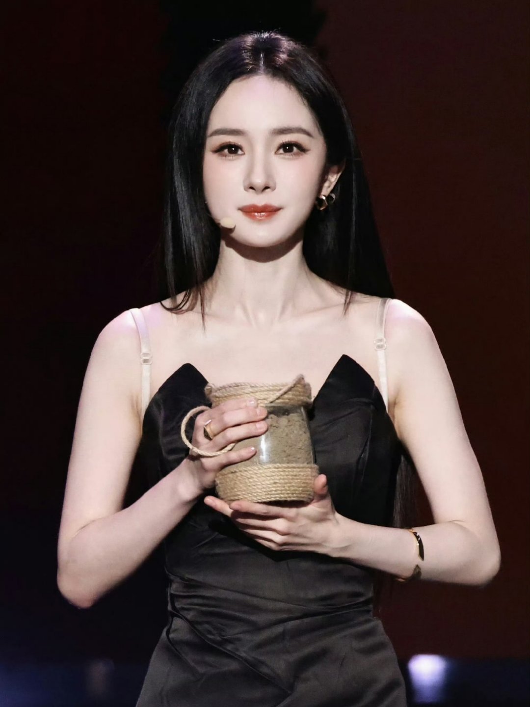 杨幂的头发快长到肚脐眼了 85花杨幂在活动中，自然垂落的长发已接近肚脐眼位置，发