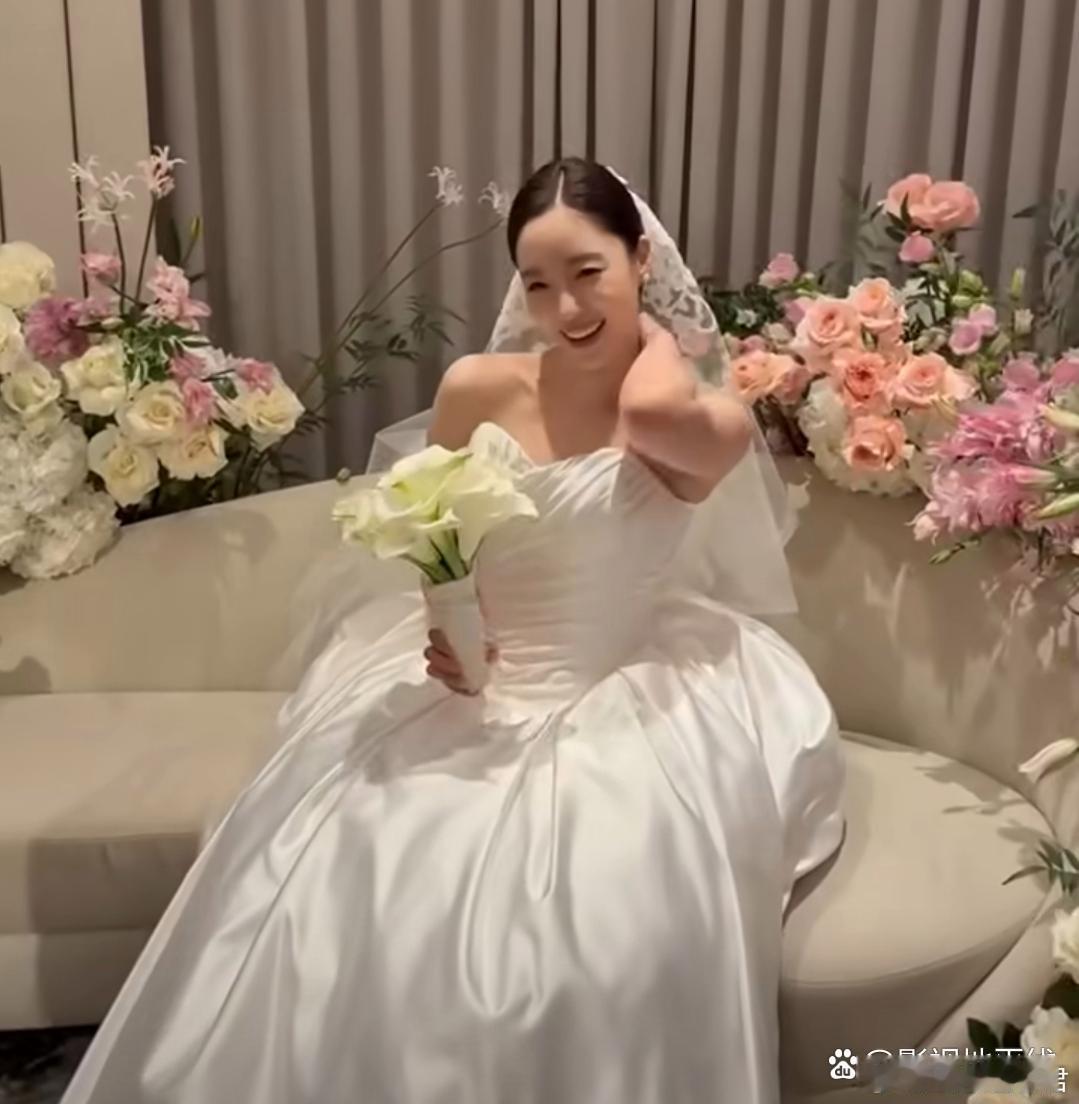 咸恩静婚礼30日，咸恩静和导演金秉宇举行婚礼，视频中咸恩静一袭白色抹胸长裙，挽着