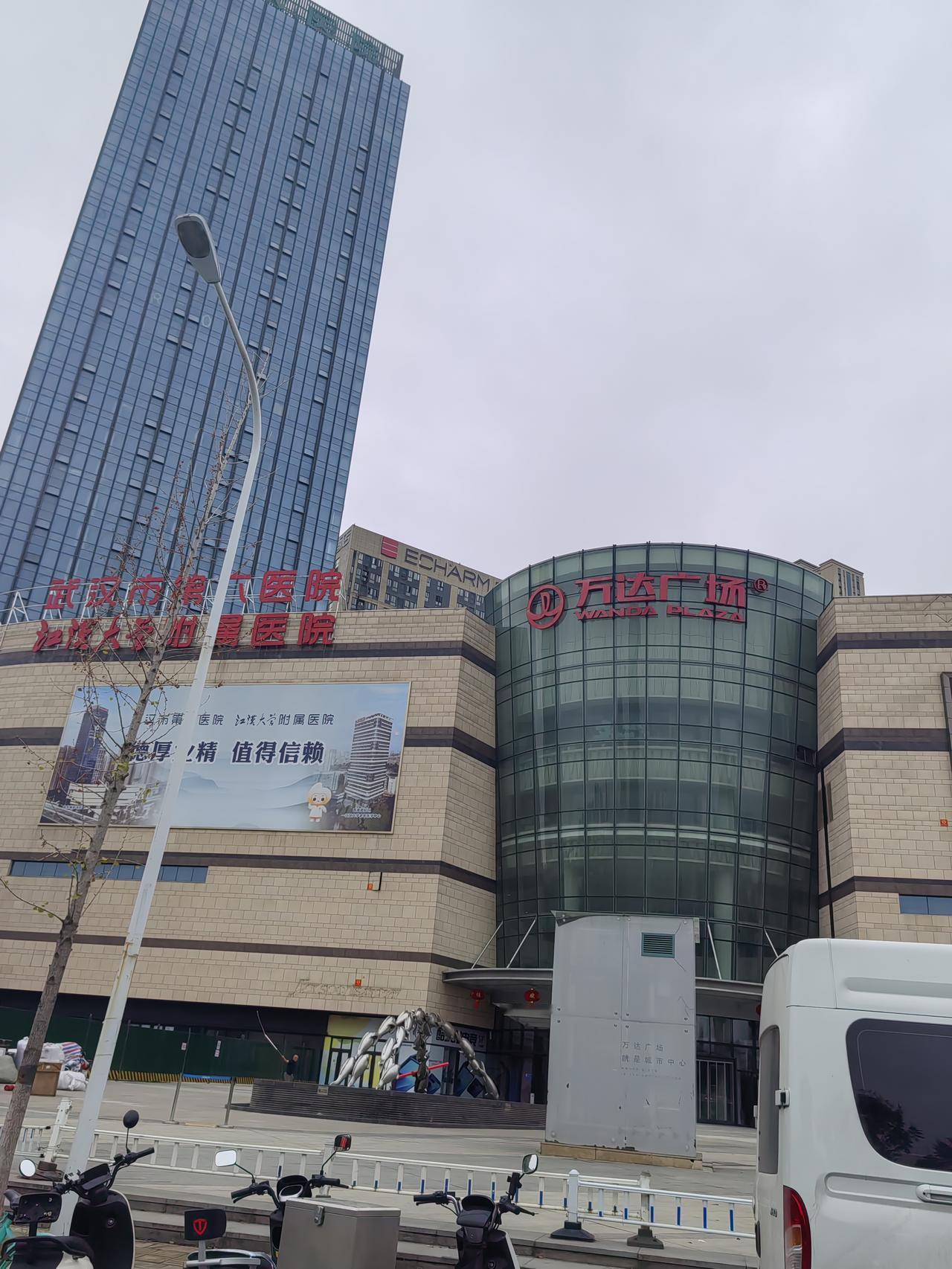 武汉这个广场估计又要凉了
对于盘龙城来说，这个十一前最重要的事莫过于德成广场重新