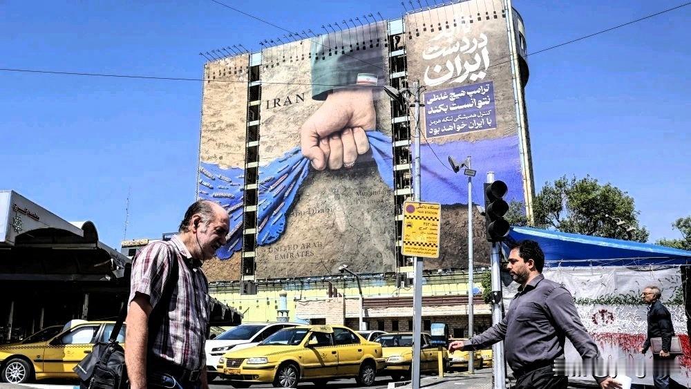 伊朗高级领导人周日表示，只要美国继续封锁霍尔木兹海峡，伊朗就拒绝与美国恢复对话。