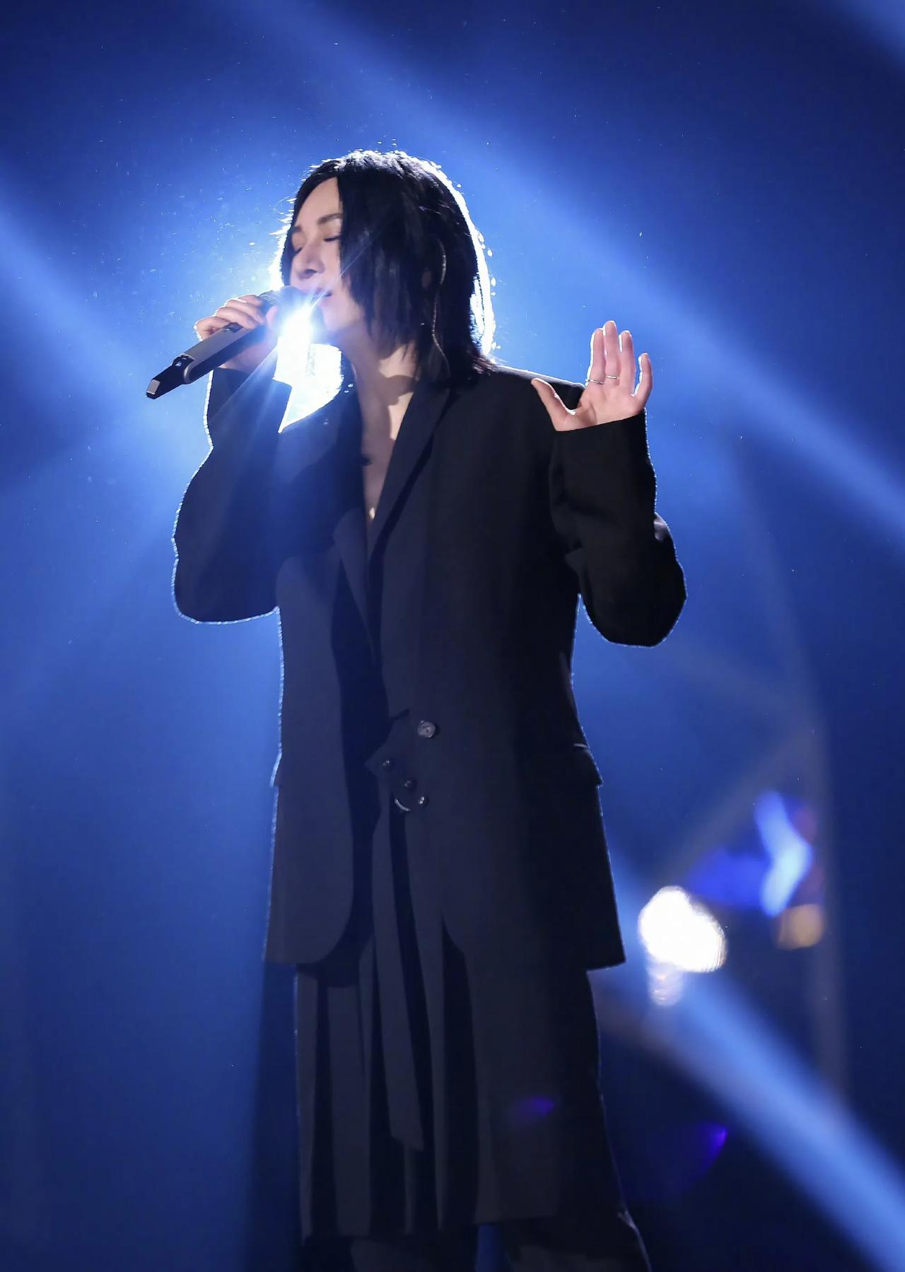 其实大家没必要为尚雯婕愤愤不平，《歌手》本身就是一个大剧本，尚雯婕也是临时过来救