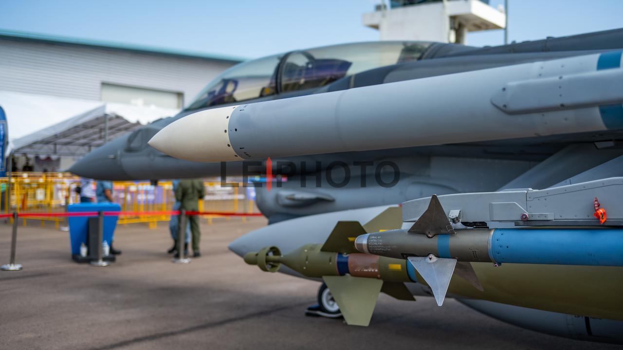 再来看看新加坡🇸🇬空军美制f16d的挂载能力。全机9个外挂点，从Aim120