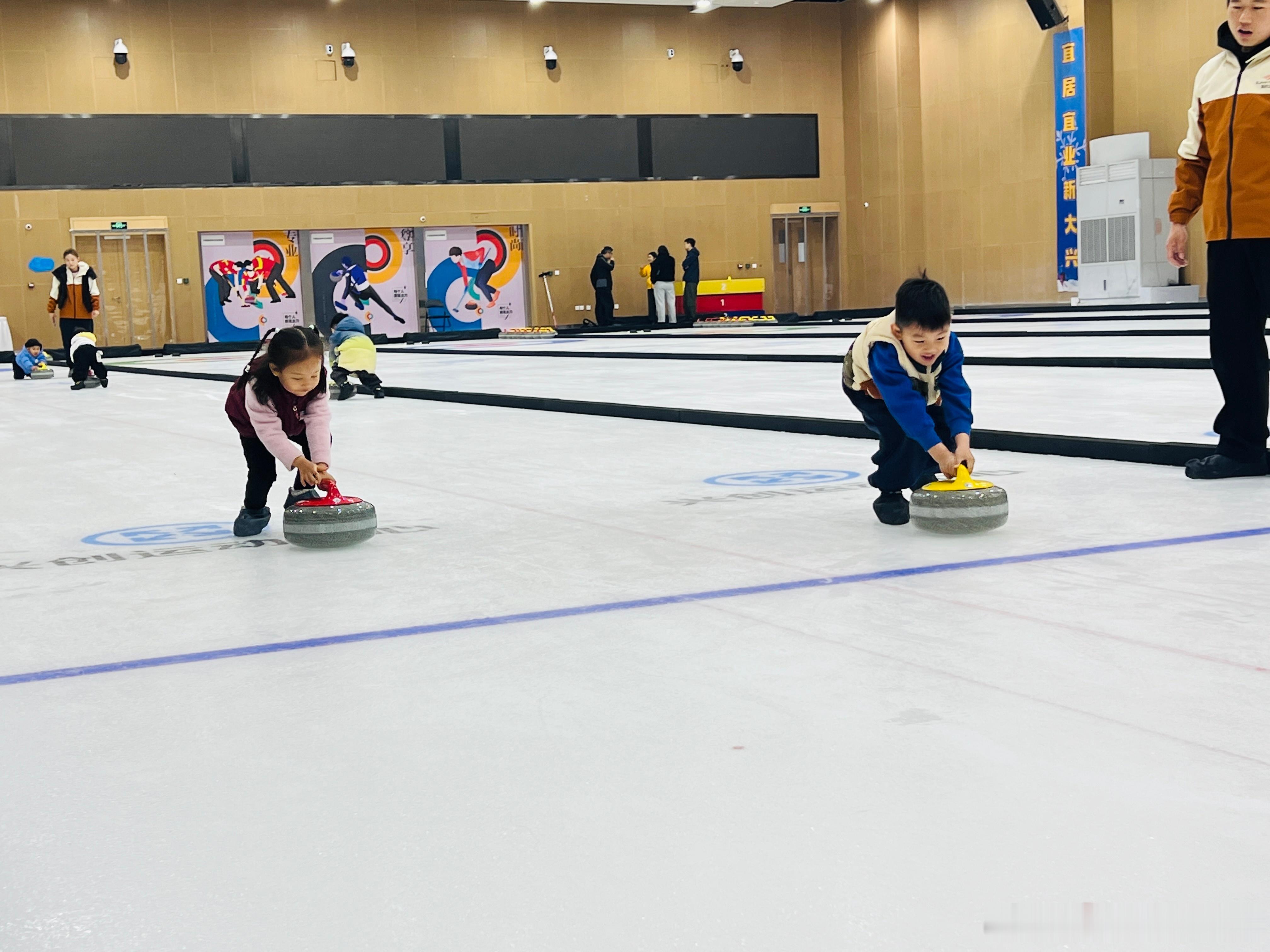 我儿子的幼儿园有二十项左右的运动课今天上冰壶课 我也想玩儿！ 