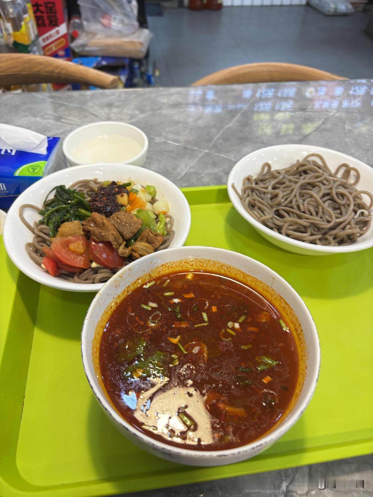 今天在西安吃的庆阳荞麦饸饹面，吃的双拼，半干半汤，肉臊子14元，加了一碗面，这个