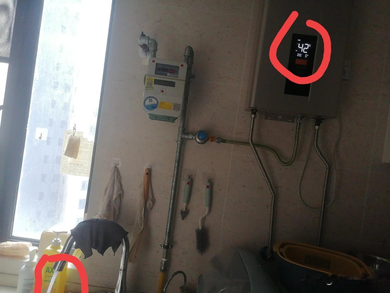 这种管道煤气热水器与几个水龙头直连的装置不太好，冷天还可以，热天自来水都合适，洗