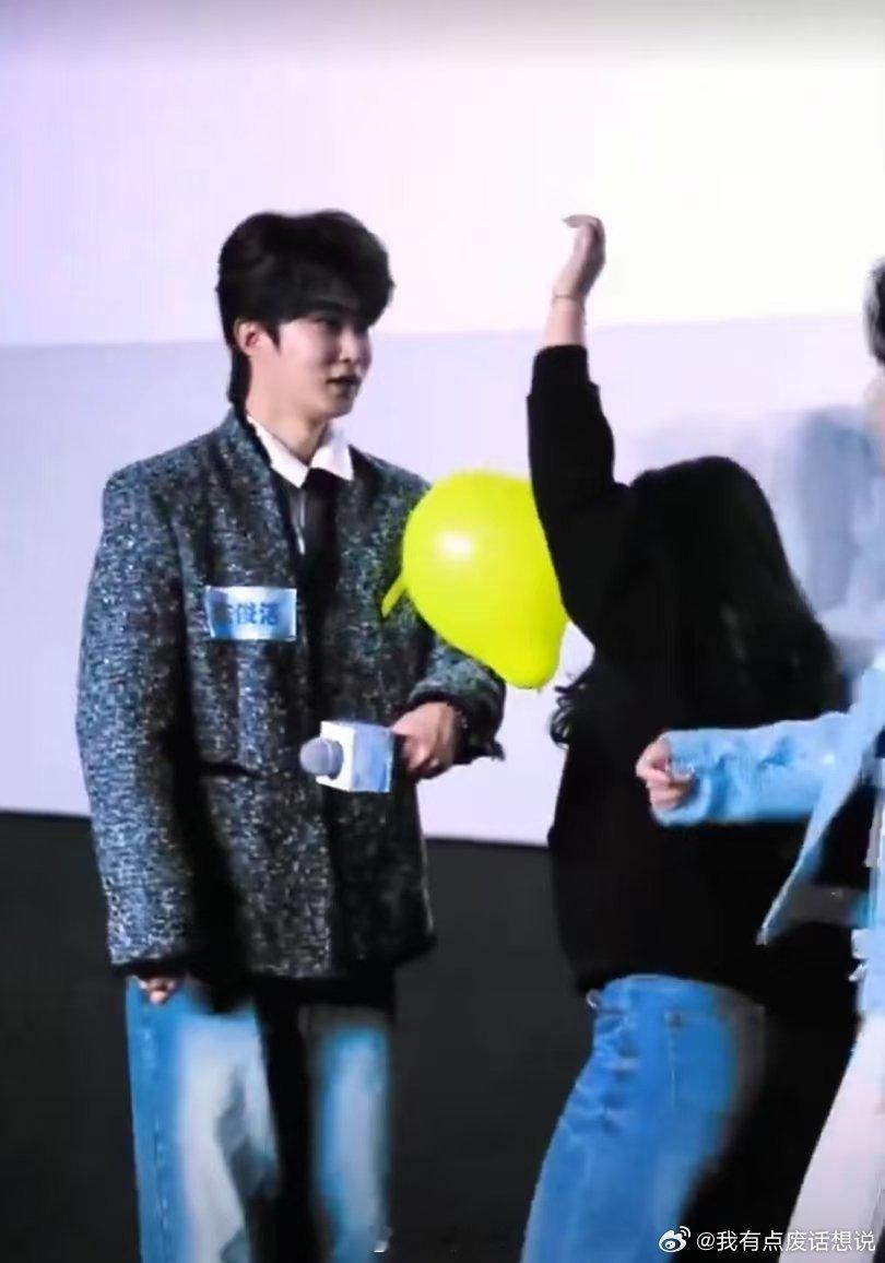 谁说内娱没有饭撒的神咬着红包也要比出蝴蝶结爱心的他，是内娱饭撒之神的代表之一！新