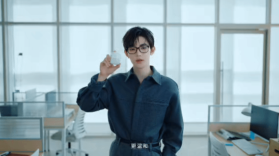 审美在线的大片！紧张刺激的破译节奏配上代言人章昊沉稳帅气的形象，无论是造型还是色