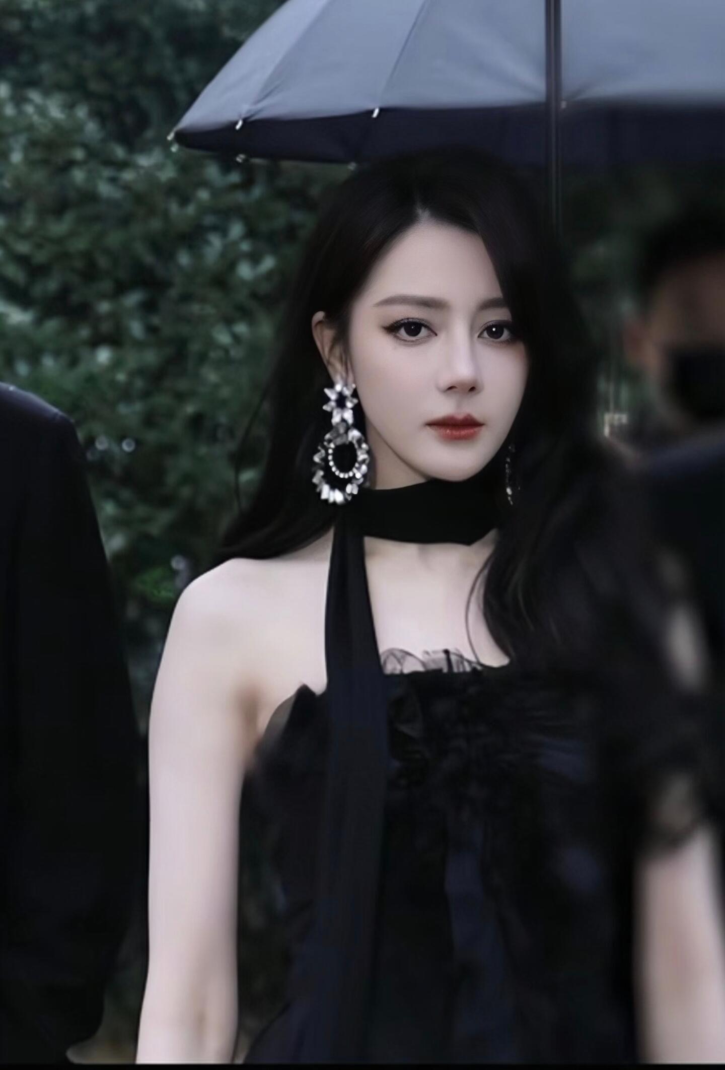 迪丽热巴神图存到手软热巴美貌暴击又来啦！站姐集体放大招，每一张都是神仙出图！本人