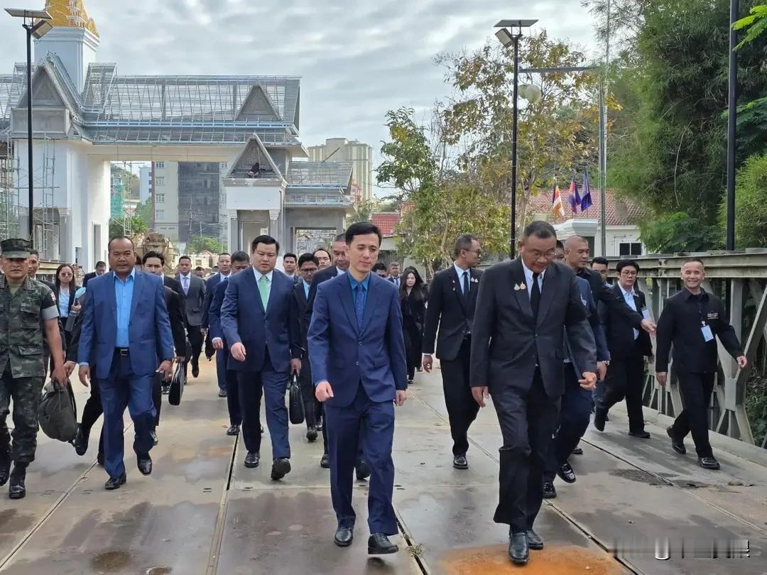 据央视新闻报道，当地时间12月25日，柬埔寨国防部通报称，柬泰边界总委员会秘书处