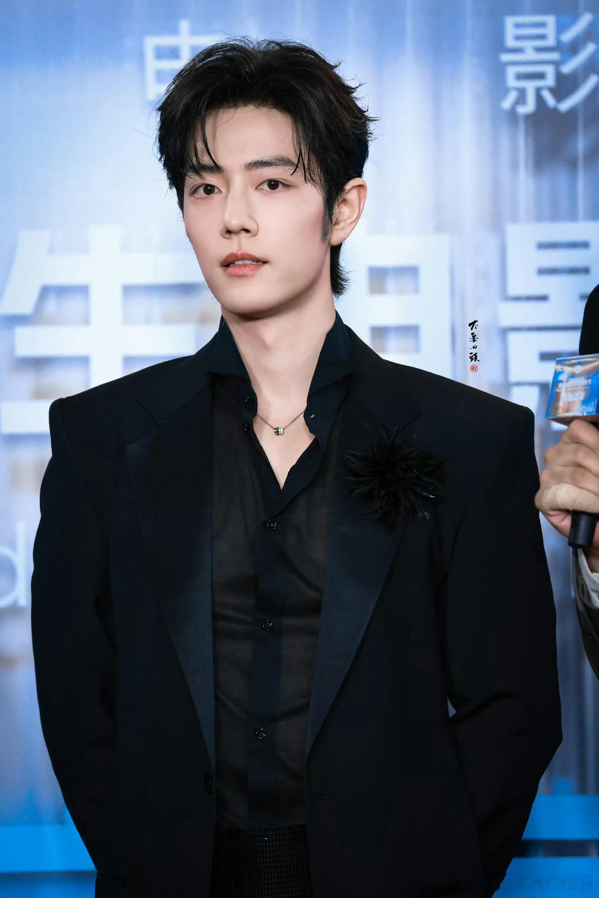 肖战听到陈情令的表情肖战怎么笑得这么温柔 在北影节暨大影节闭幕现场，肖战凭《得闲