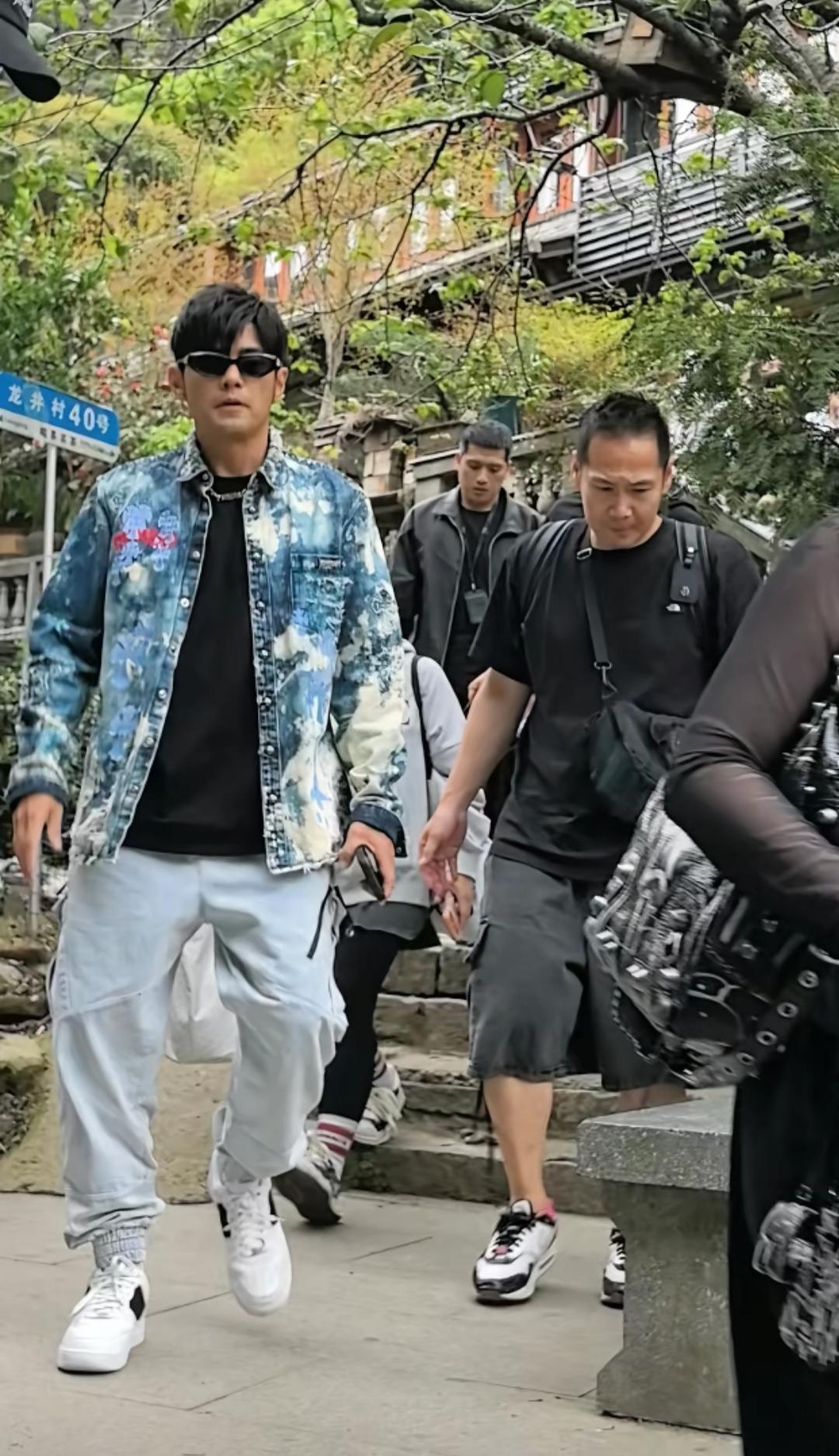 周杰伦去杭州龙井村喝茶，
导致游客涌入，
导致交通瘫痪。

游客蜂拥而至，
茶楼