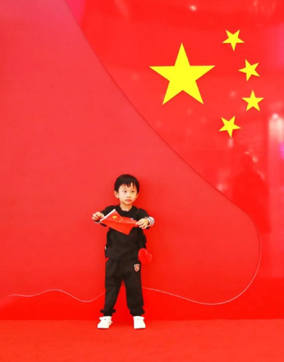 小区里欢度国庆，浓浓的国庆气氛，仪式感拉满了，“噼里啪啦”的鞭炮声经久不息……