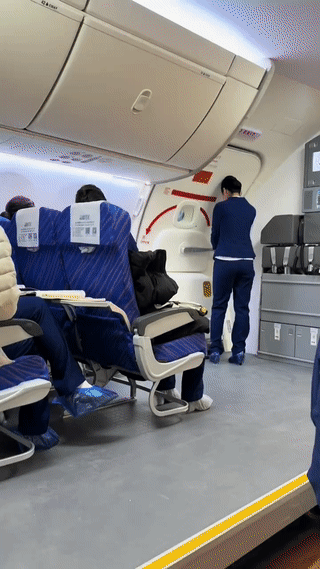 空姐这个职业其实很辛苦！
尤其是在开关沉重的飞机舱门的时候，真是太费力气了。
怪