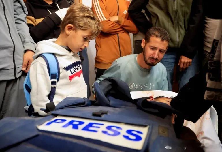 亲友悼念遇害的巴勒斯坦摄影记者马哈茂德·瓦迪 半岛电视台新闻处Sanad核实的视