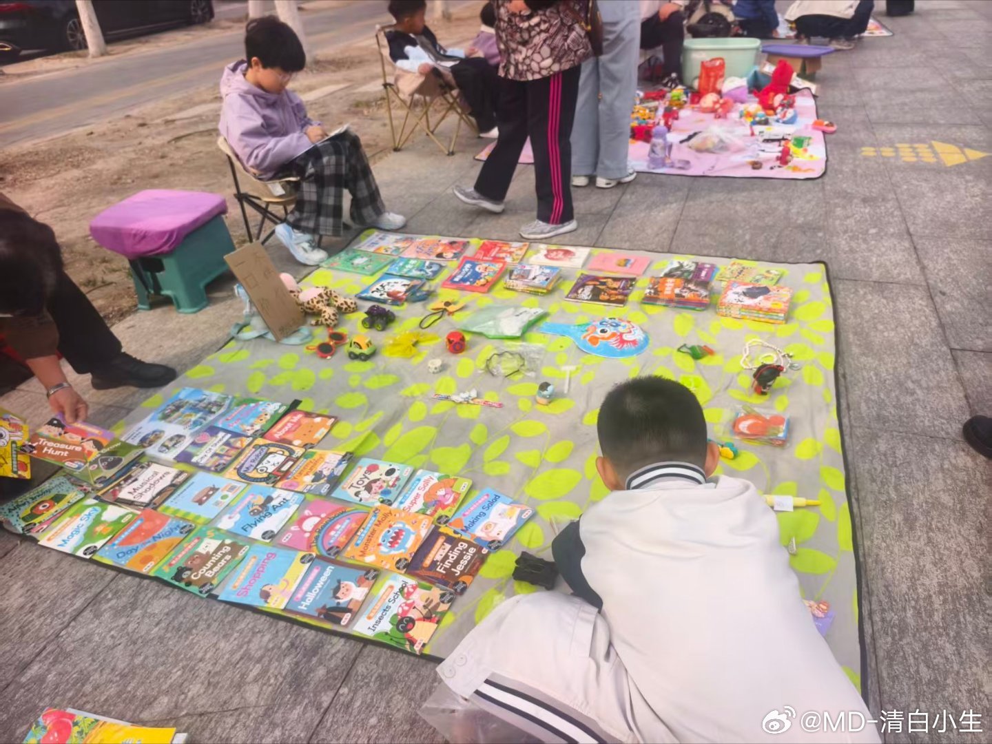 昨天周末，一出门看到附近一群小朋友在自己摆摊，还挺有意思，童年很短快乐很长，小小
