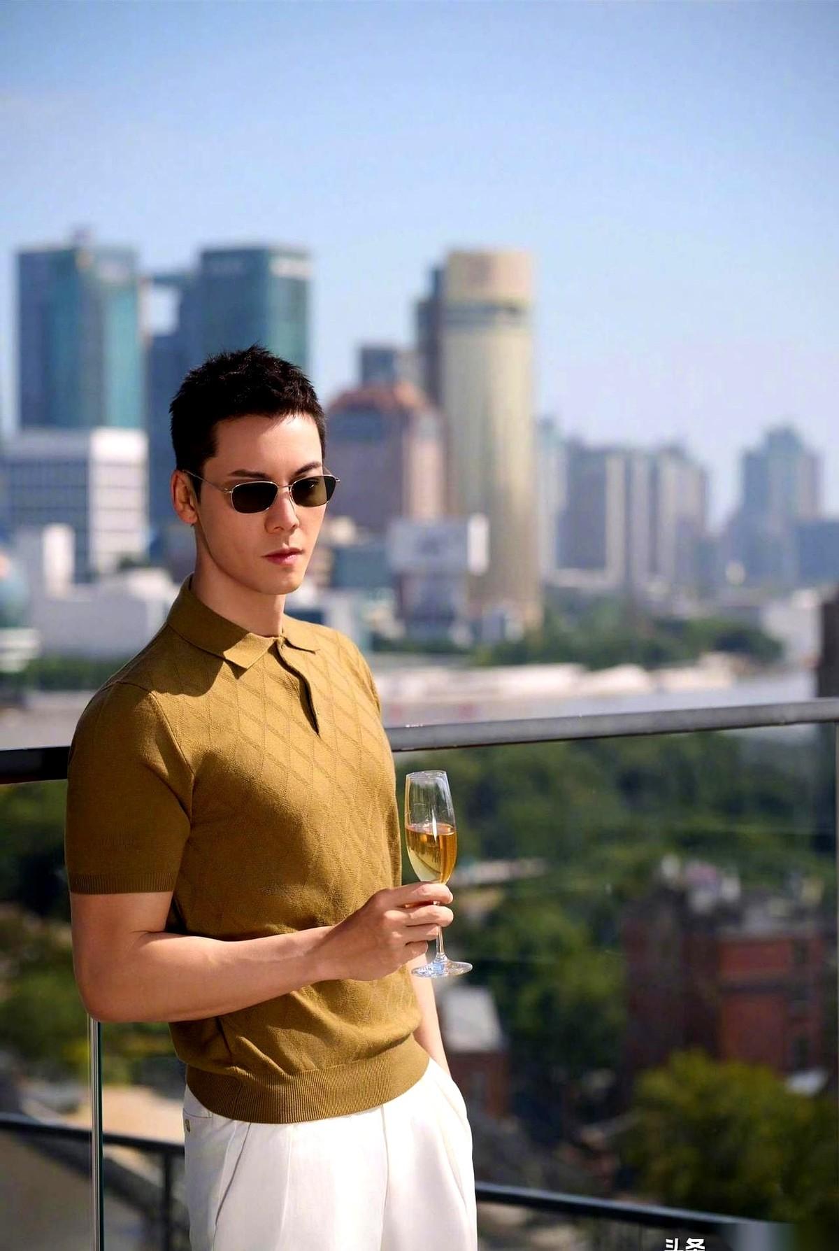 霍汶希连发了三条啊，为了陈伟霆。
三条！
你懂那种感觉吗？就像自家那个最出息的孩