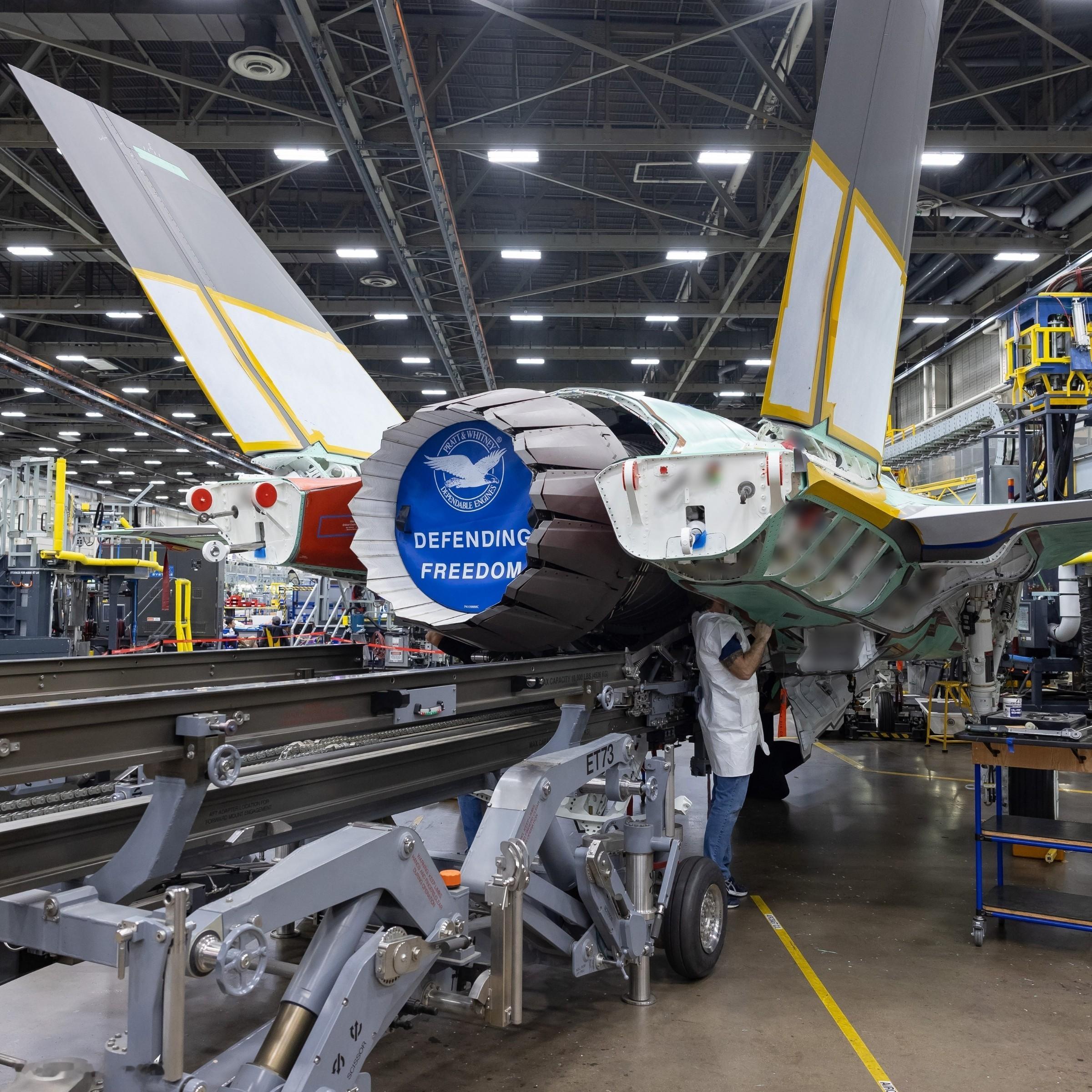 德国首架 F-35正在安装F135-PW-100发动机 图片来源：洛克希德.马丁