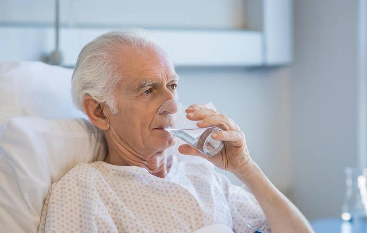 多喝水有益健康，但有些疾病不能多喝水
心力衰竭时会减少肾脏灌注，水分不能及时排出