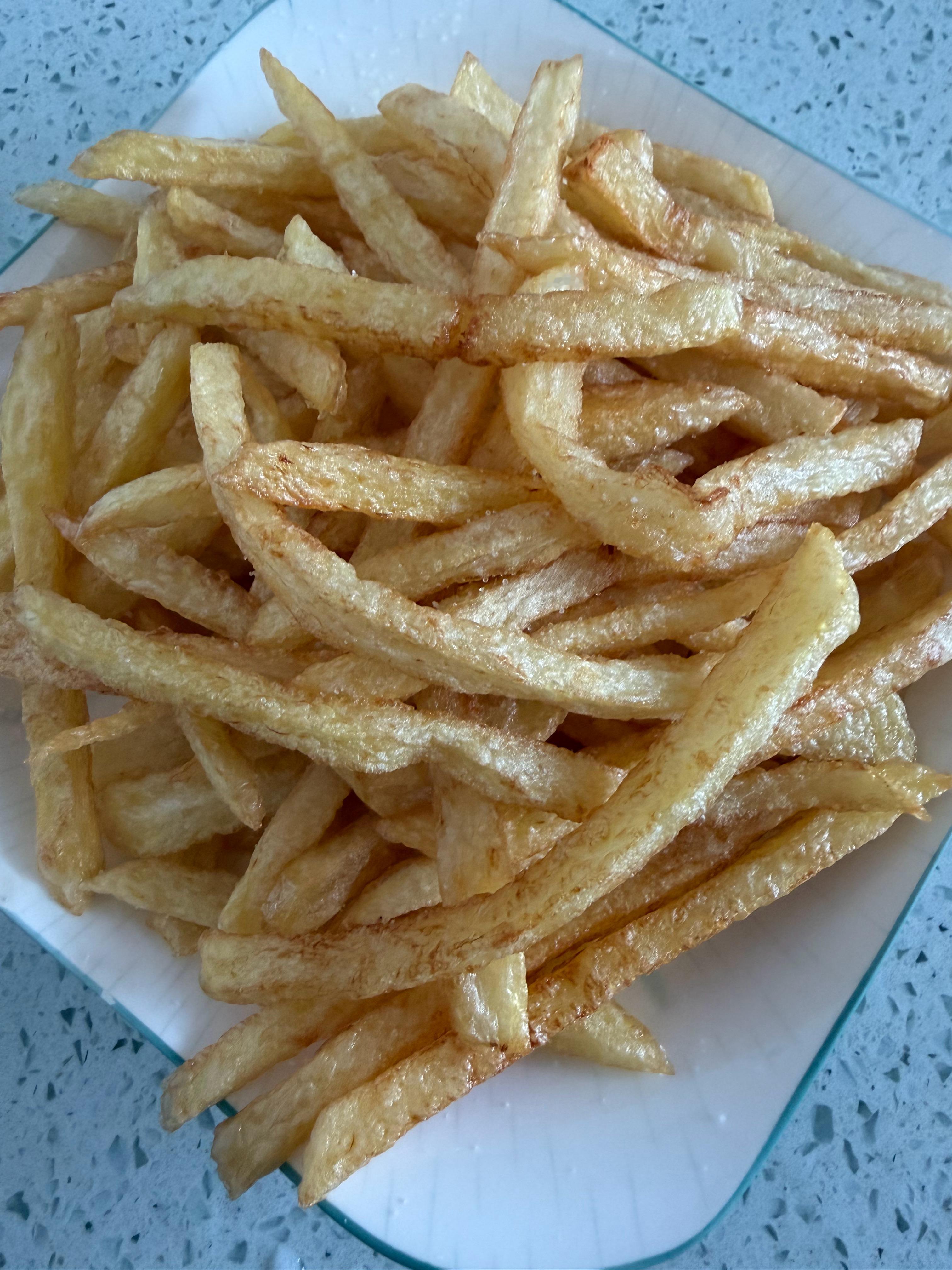 一大盘薯条两个大土豆的分量～小伙子一下子干完了，可真爱吃啊！ 