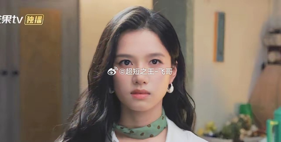 电视剧《野狗骨头》一口气看完4集，剧情分享如下：1、女主苗靖（张婧仪饰）的妈妈魏