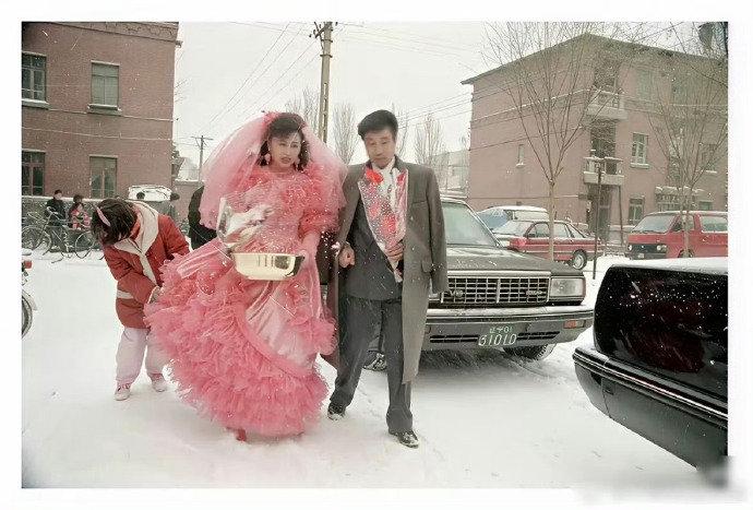 不懂就问，三十年前这样的婚礼，放全国算是什么水平？
刚才翻出这两张老照片，瞬间被