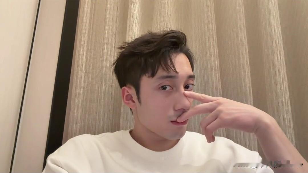 1月19日，跳水运动员练俊杰更新vlog，并配文“镜头一拉就长大啦”。他发了两张