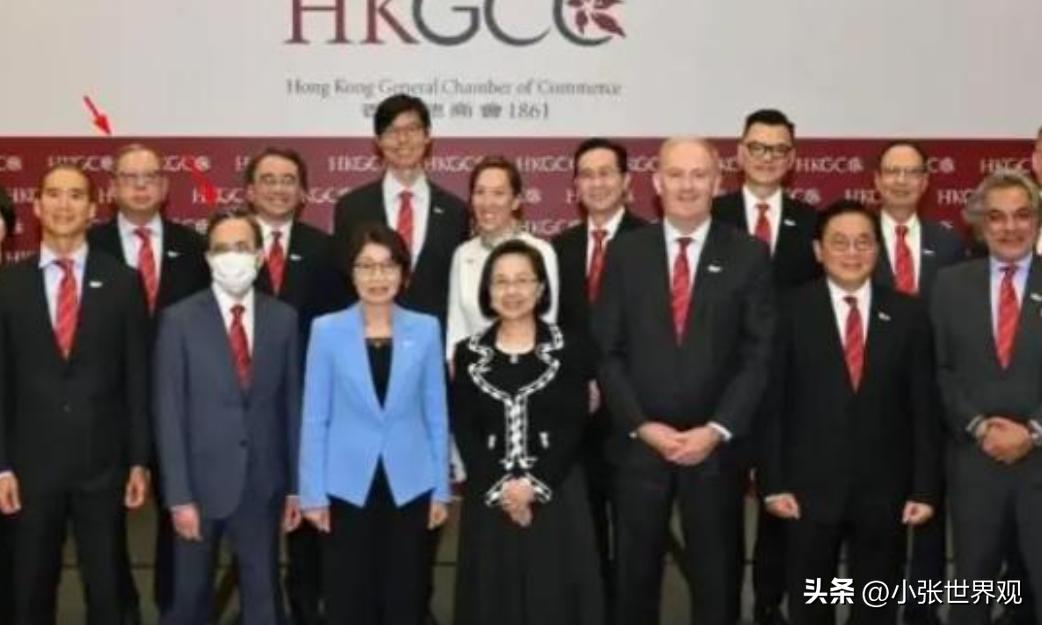 在香港，很多富有的绅士选择单身，并非因为他们娶不起妻子，亦非因为他们不需要女性陪