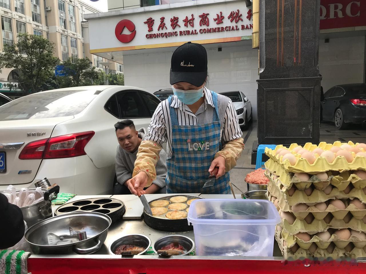 蹲点老婆饼的第二天
昨天3点到6点半，卖了8盘鸡蛋240个老婆饼纯利润600左右