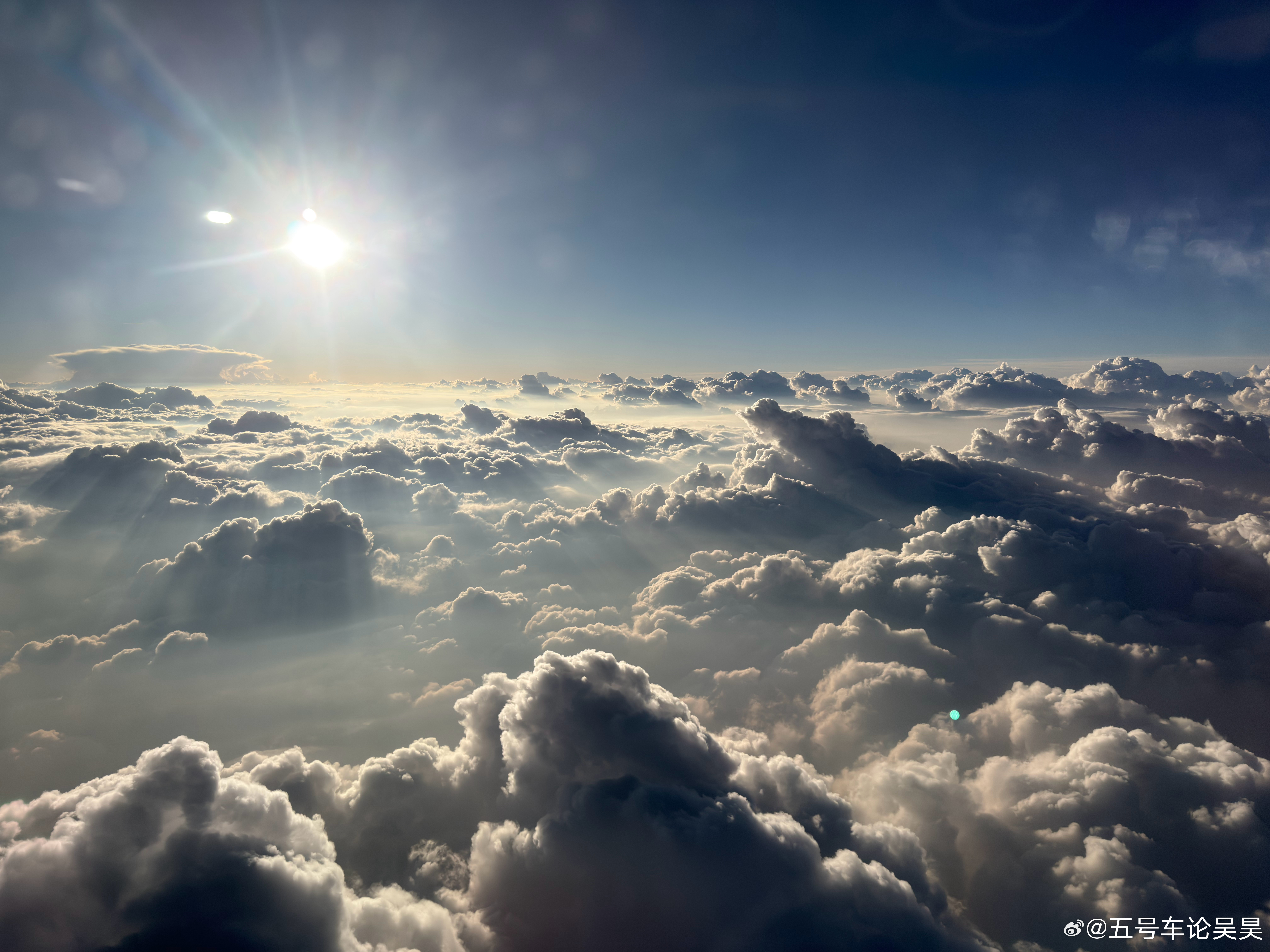 云端的风景总是如此绚烂多姿，让人忘却一切烦恼！ 上海·上海虹桥国际机场