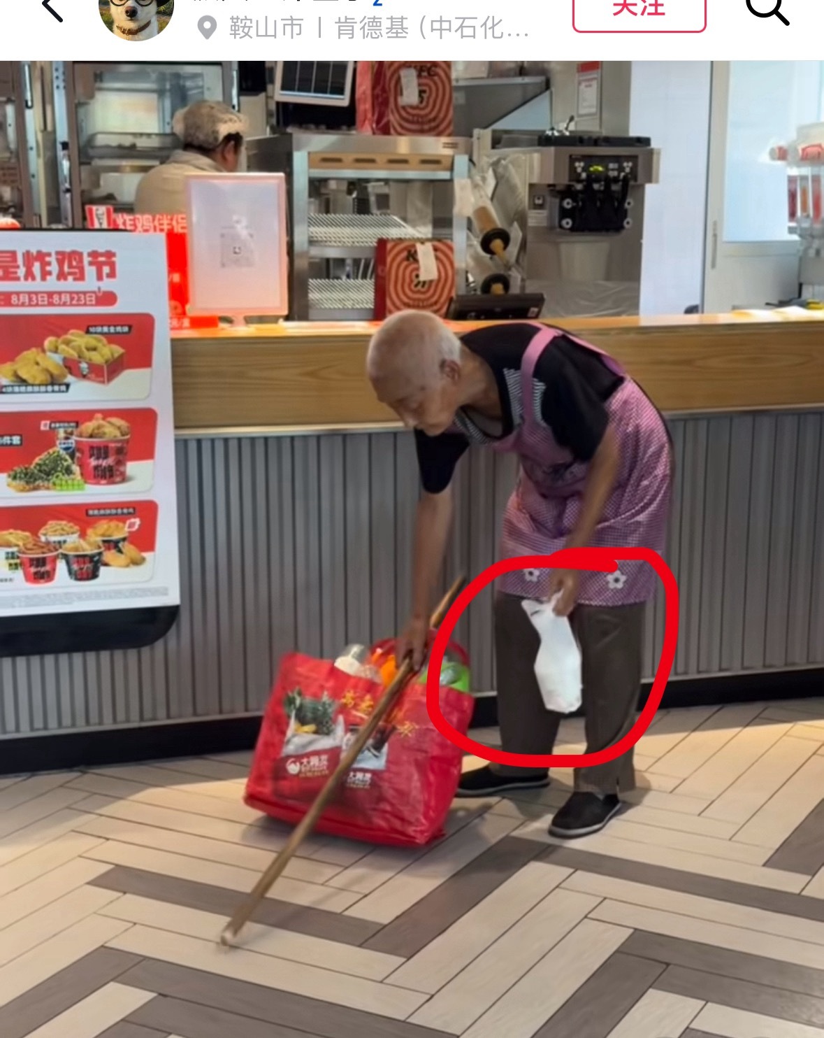 拾荒老人肯德基讨水被拒结果反转店员根本不是冷漠拒绝，而是考虑得格外周全：热水直接
