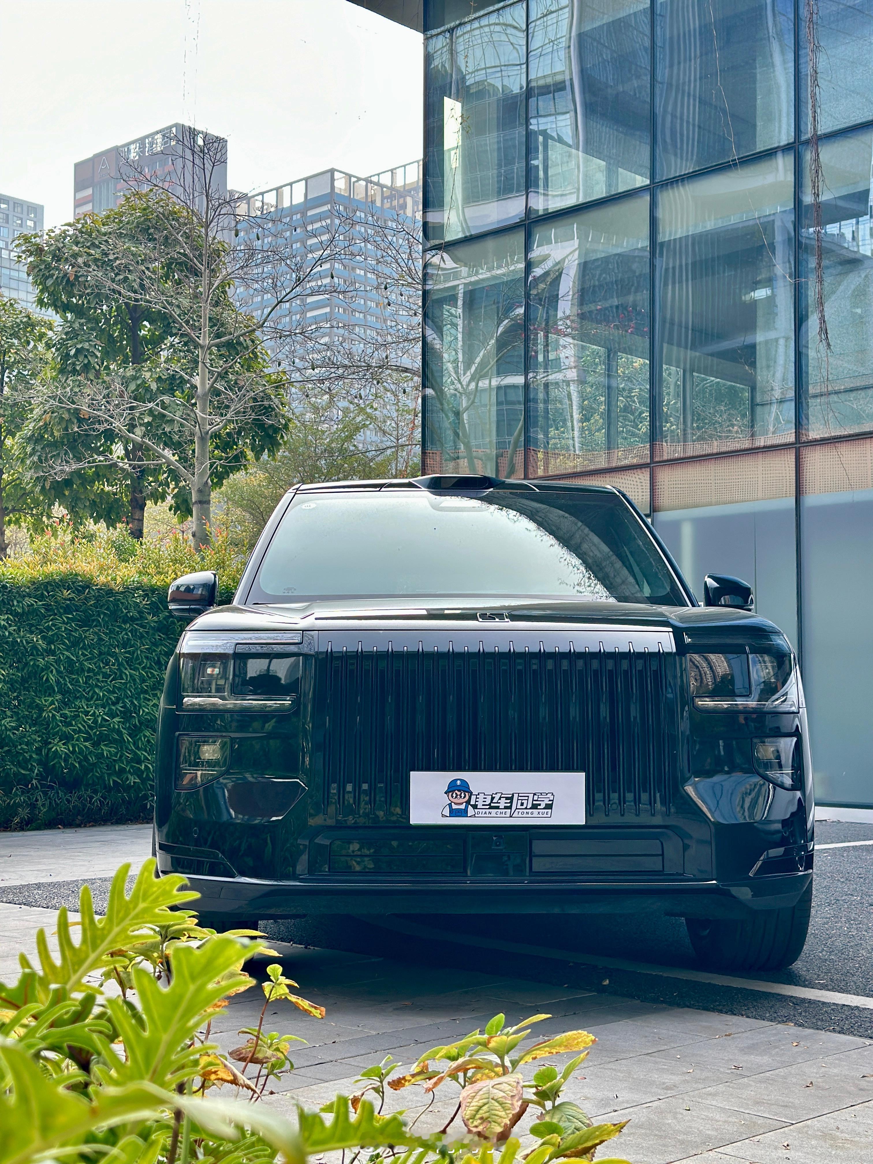 肉丸日记📔 今天来拍极氪9X开着他的岚图泰山来了这么一看这两台车蛮像的也算是竞