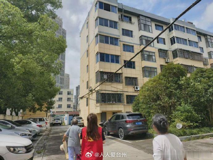 铁皮悬空台州志愿者高空排险守护群众安全 台风“巴威”过境后，台州市路桥区路北街道