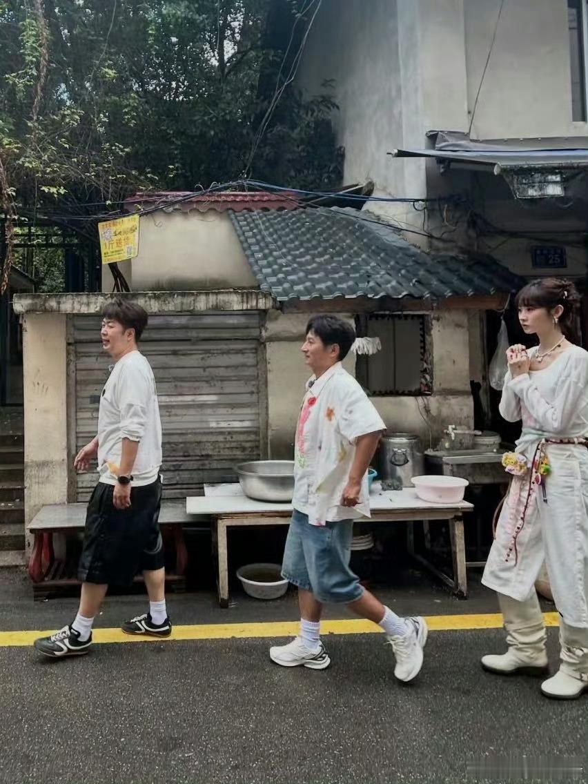 维嘉海涛组了个7人美食局很难不羡慕这样的饭局，七位好友欢聚一桌。佳肴满满，聊天打