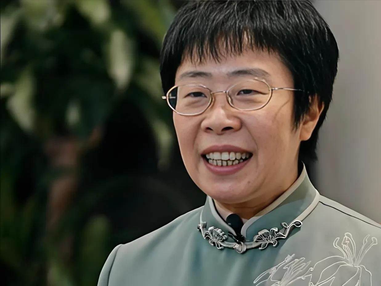 50岁享誉全国的北大才女蒙曼，终究没逃过老父亲临终的含泪催婚！老人藏了数十年的牵