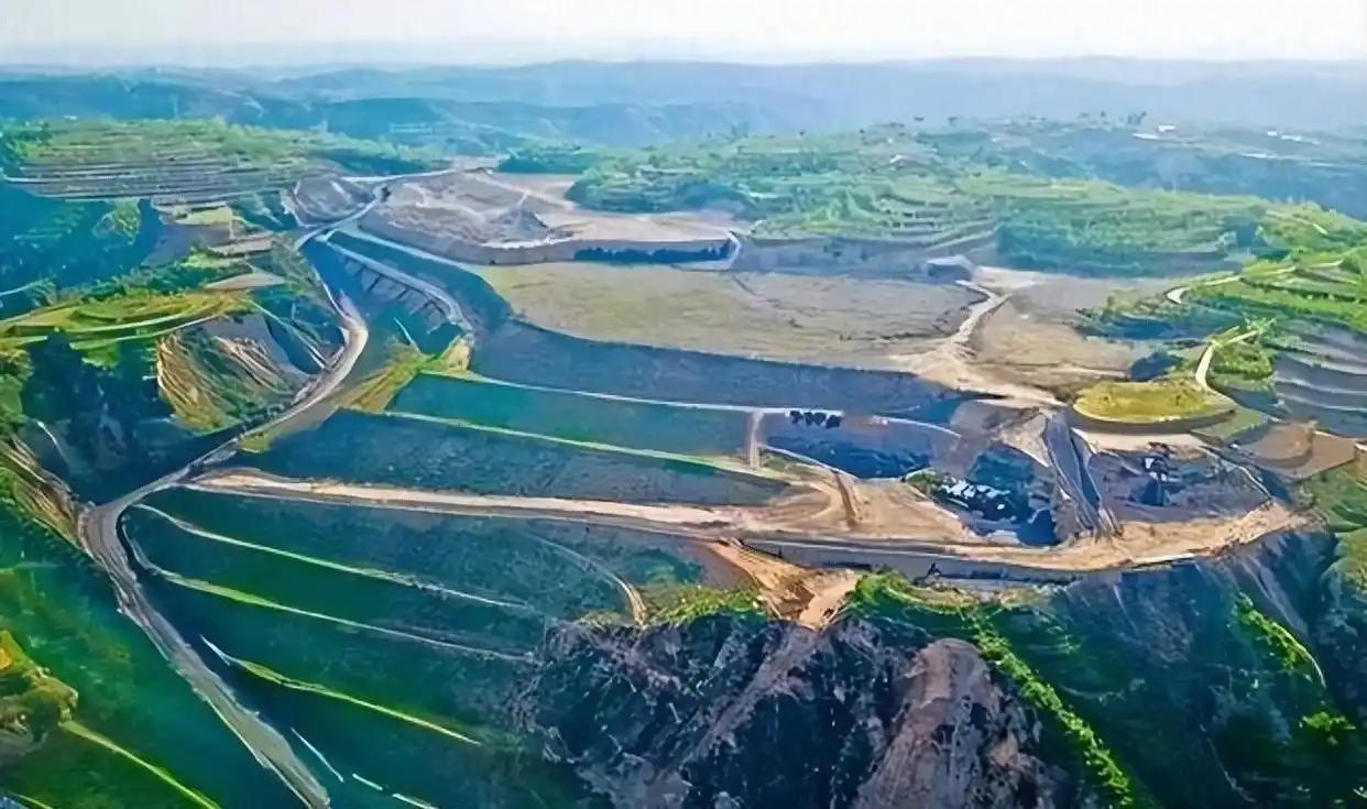 你知道中国最大的煤矿在哪里吗？我国有四大煤田。分别是：东胜、准东、沁水。大同。中
