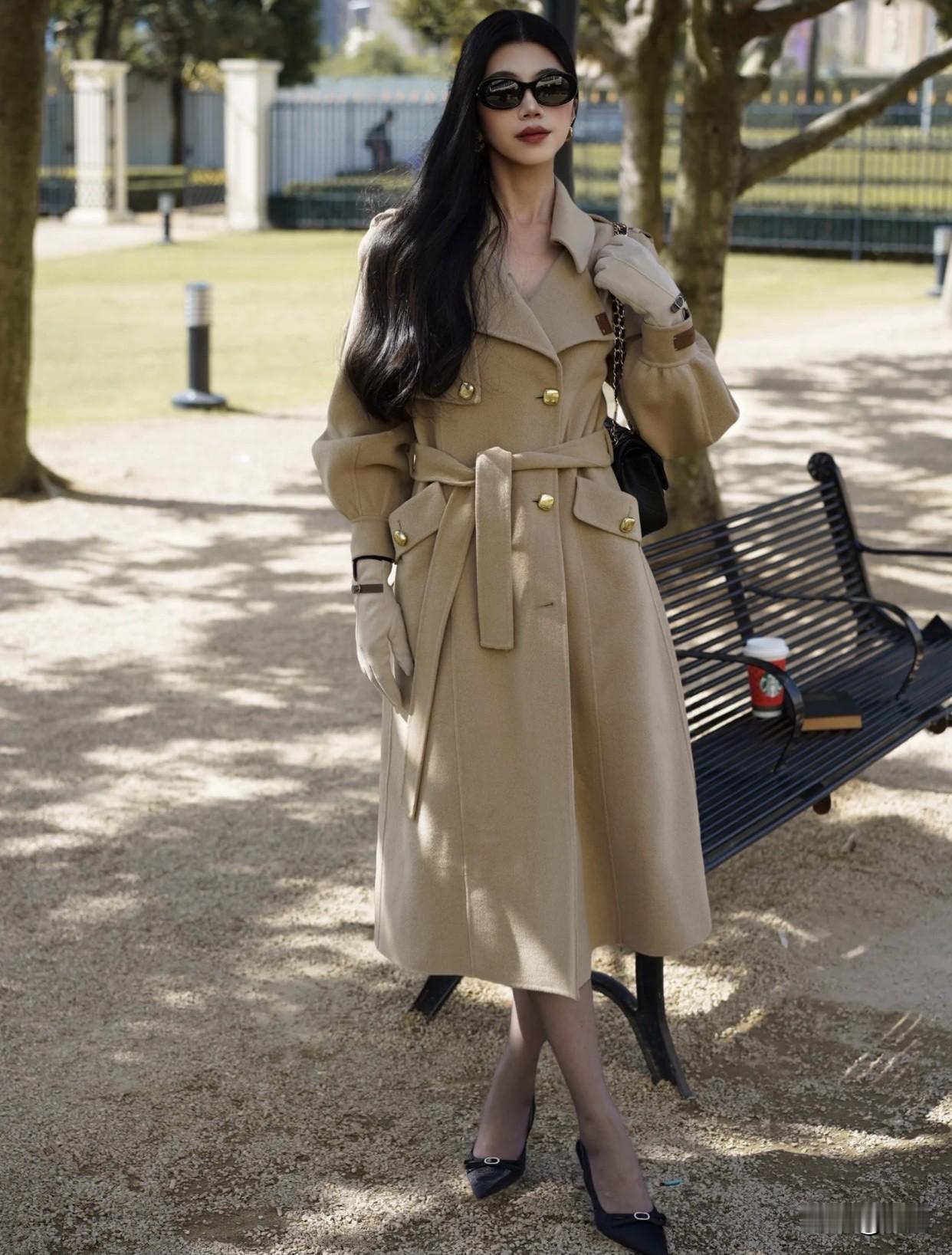 什么搭配显气质优雅风范，米色风衣搭配黑墨镜，都市时尚气质感十足！