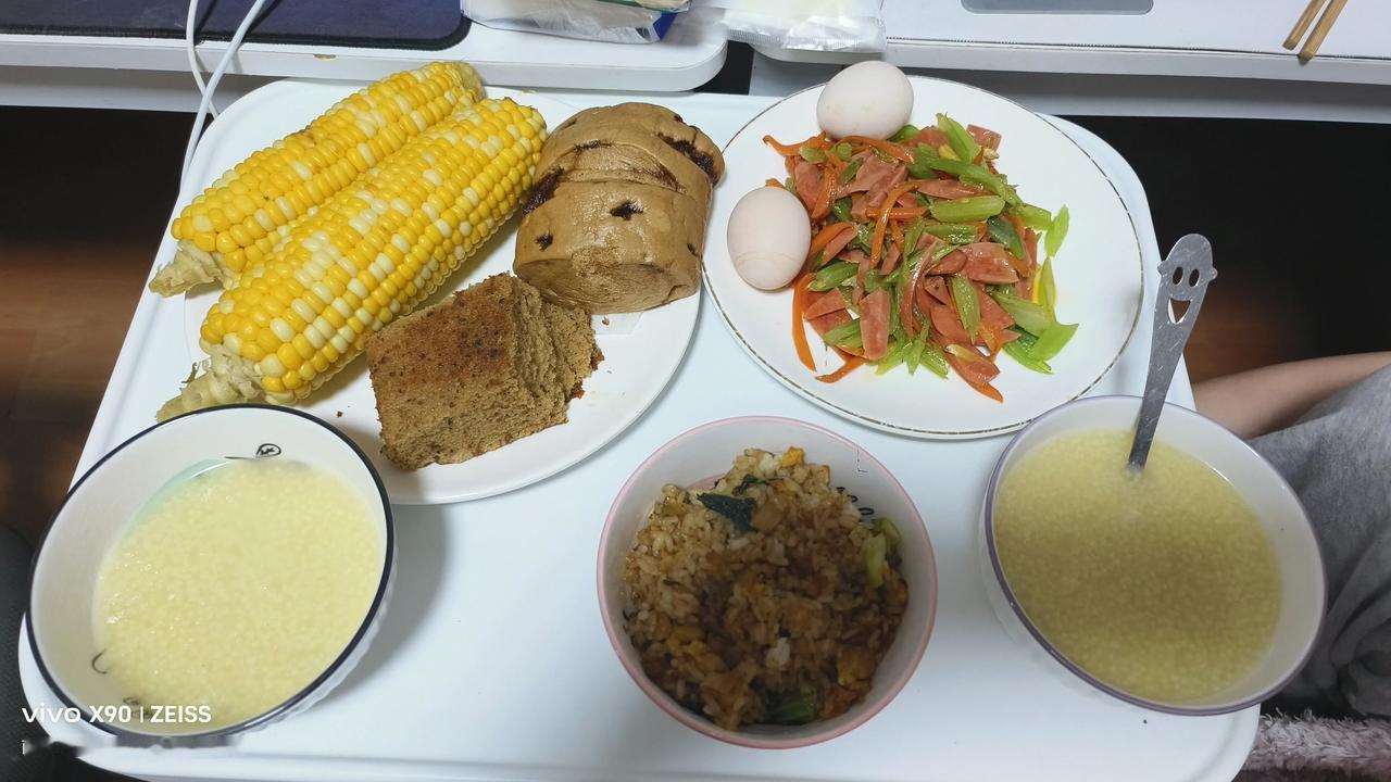 你家的早餐都是在家做还是出去吃自从来到魔都，都是在家自己做早餐啦。今日份的早餐: