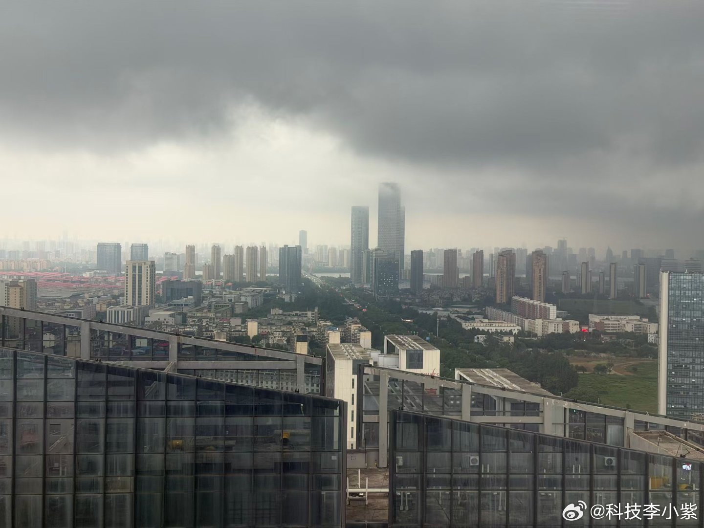 30个太阳休一天那要是在一个天天下雨的城市不得全年无休了大家的工作是月休几天