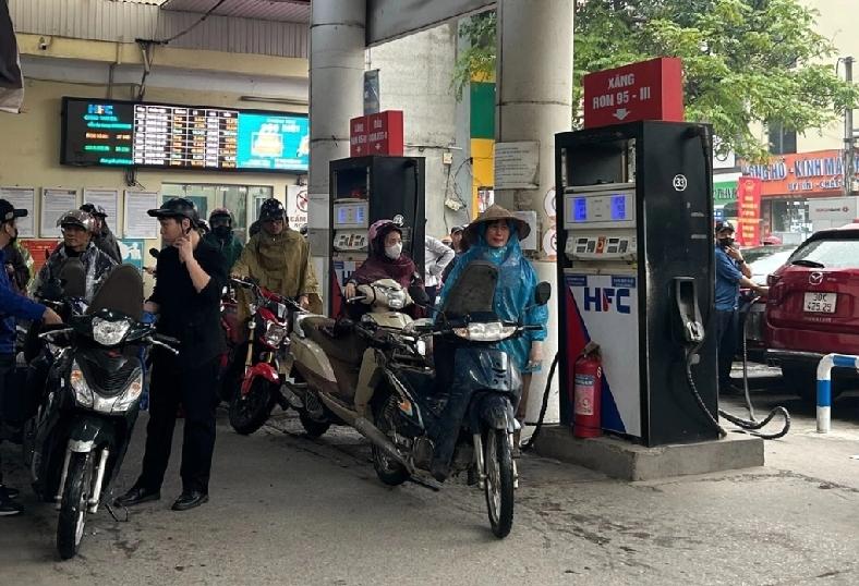 因中东战争扰乱石油供应，导致燃料价格剧烈波动，泰国和越南周二鼓励公务员等员工在家