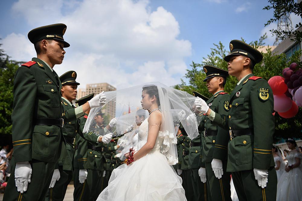 我的兵先生
 
日历上圈着你归队的日子，窗台上的绿萝又抽了新芽，就像我等你的时光