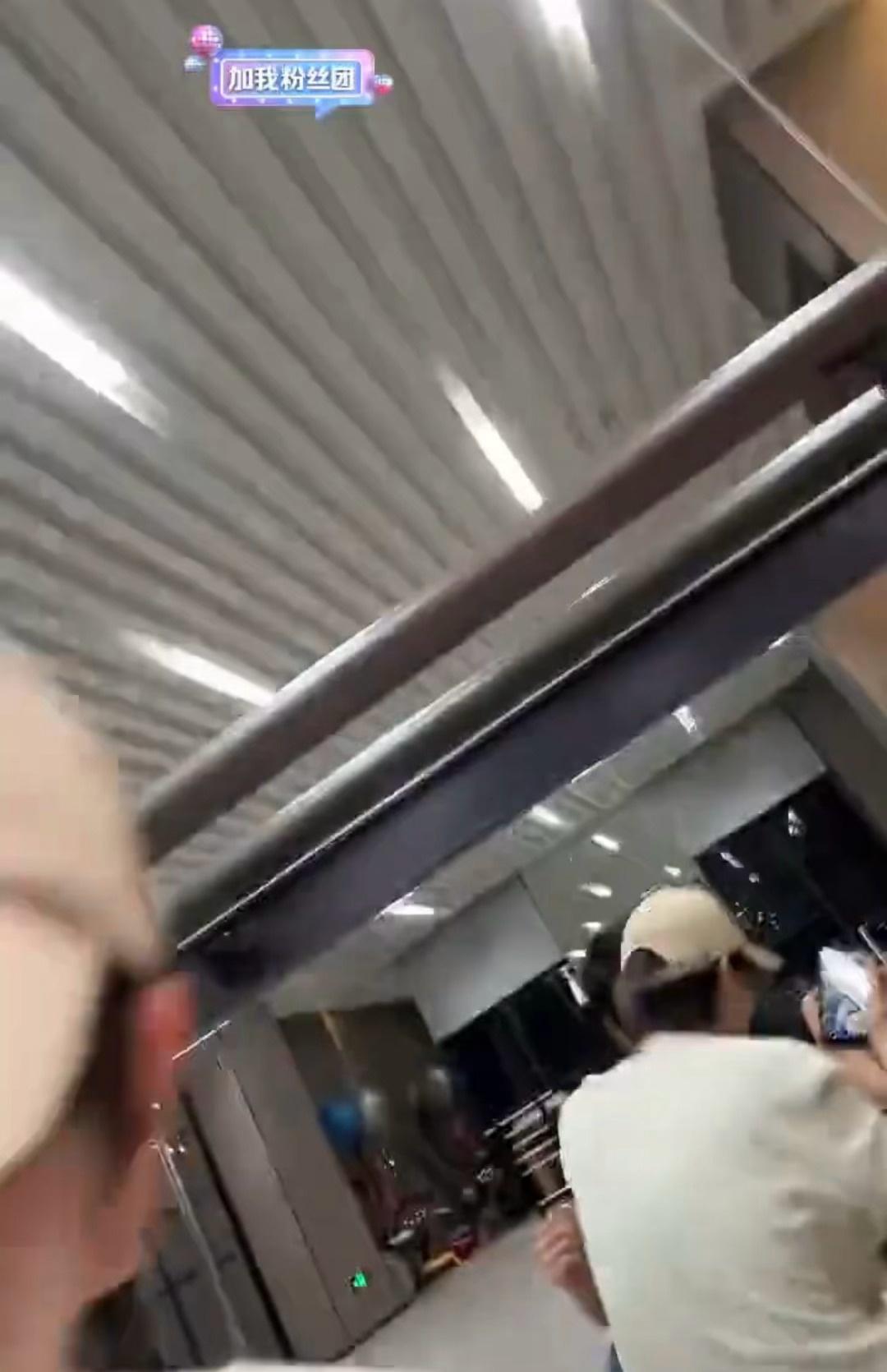 亲（咬）了？？
舔嘴中？？
吕思瞳又因为瞎撩老公被制裁了？ ​​​