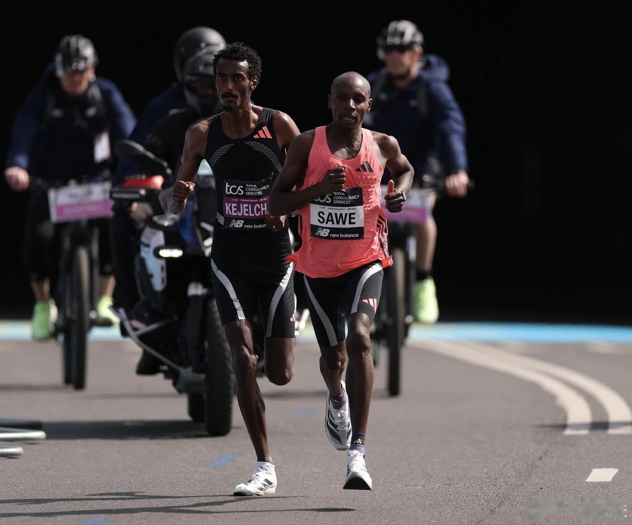 人类体育史上值得纪念的一天！全程马拉松首次破2！而且更令人惊叹的是，是两位选手同