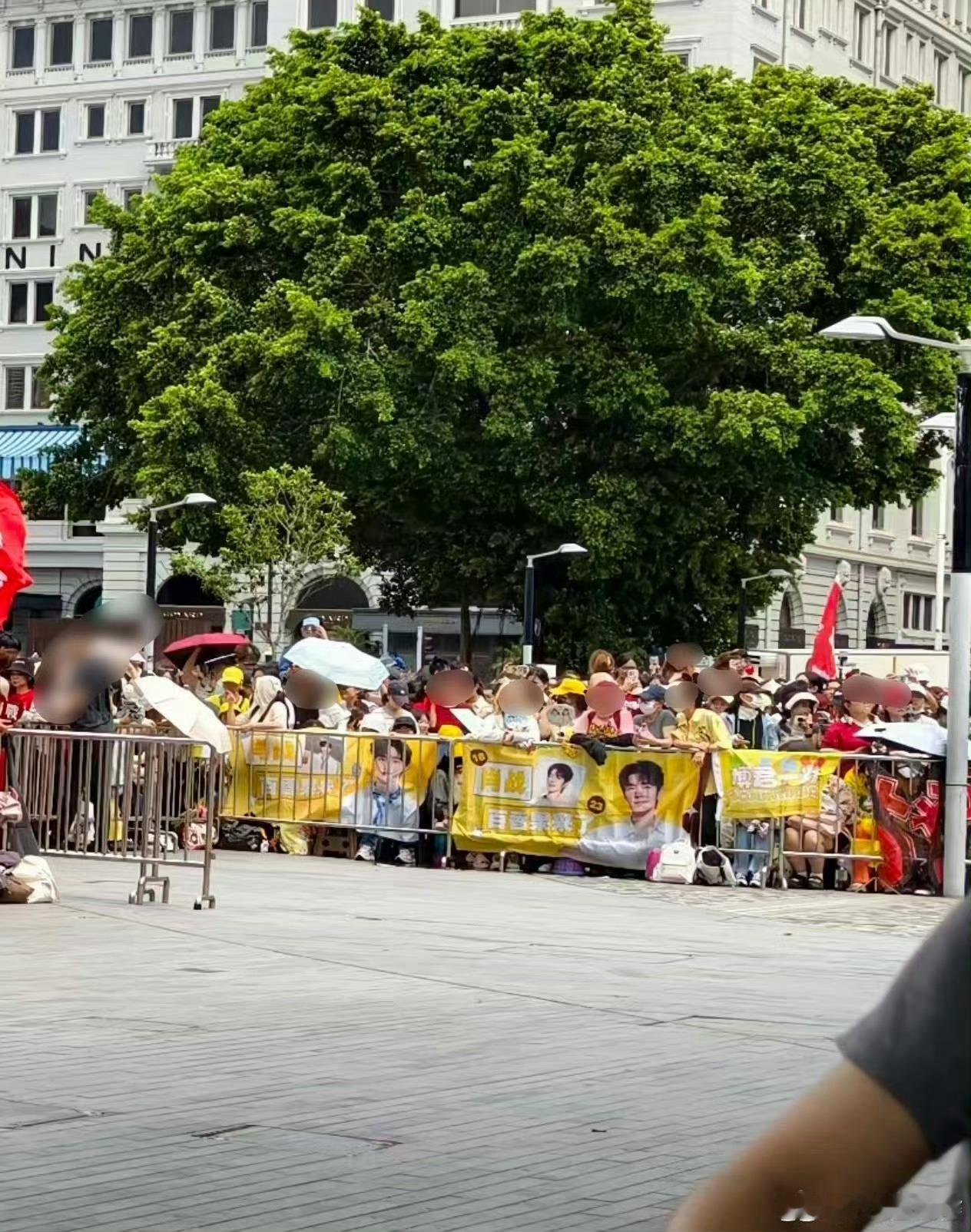 肖战香港线下活动在xz线下只搞这种，说好的红色结婚照呢