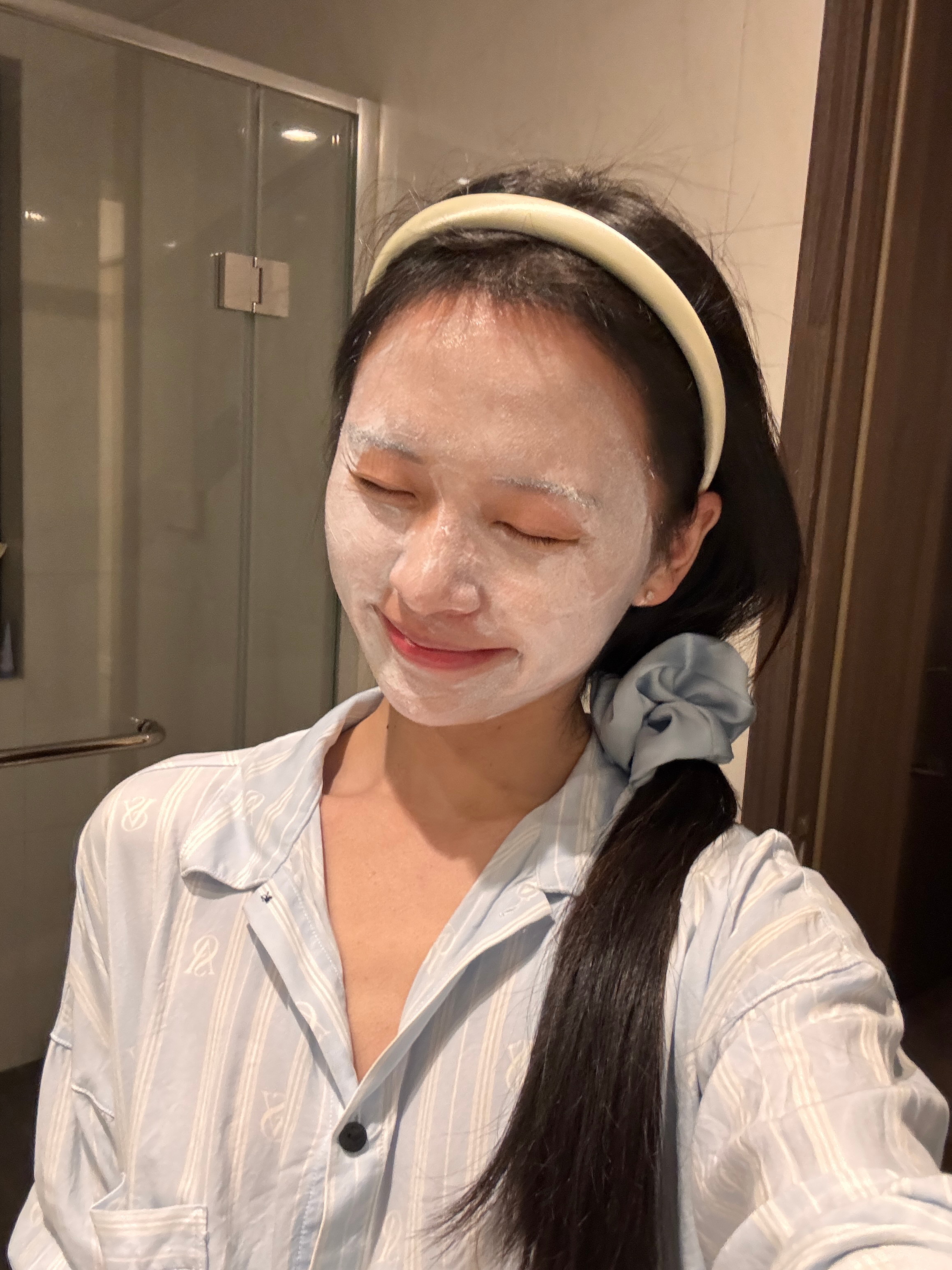 第一次尝试用无糖酸奶坐酸奶碗 其实就是往里加一些坚果 猕猴桃还有蓝莓哈哈非常简单