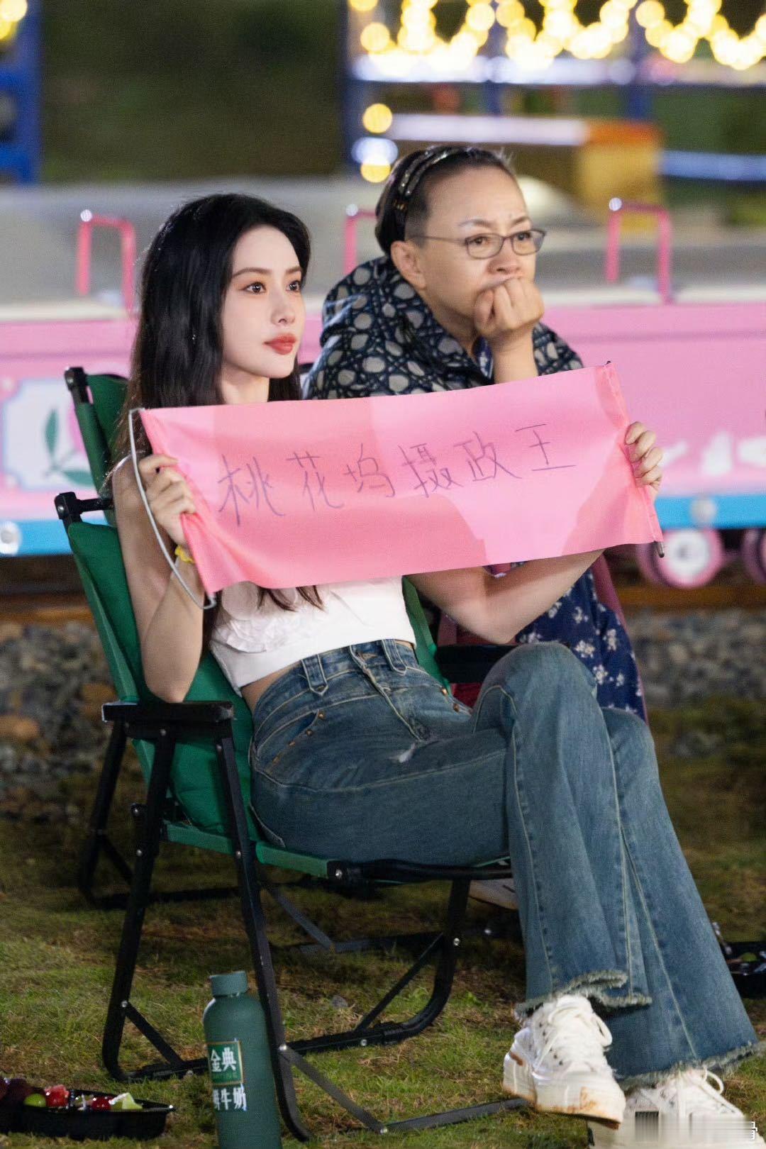 孟子义领奖   这一年，孟子义凭借她的可爱与幽默，成为了大家心中的综艺女王！她总