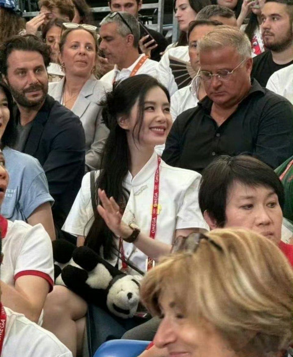 网友说刘诗诗看个奥运都端着，还化浓妆、伸脖子。大家对女明星的恶意是不是有点太大了