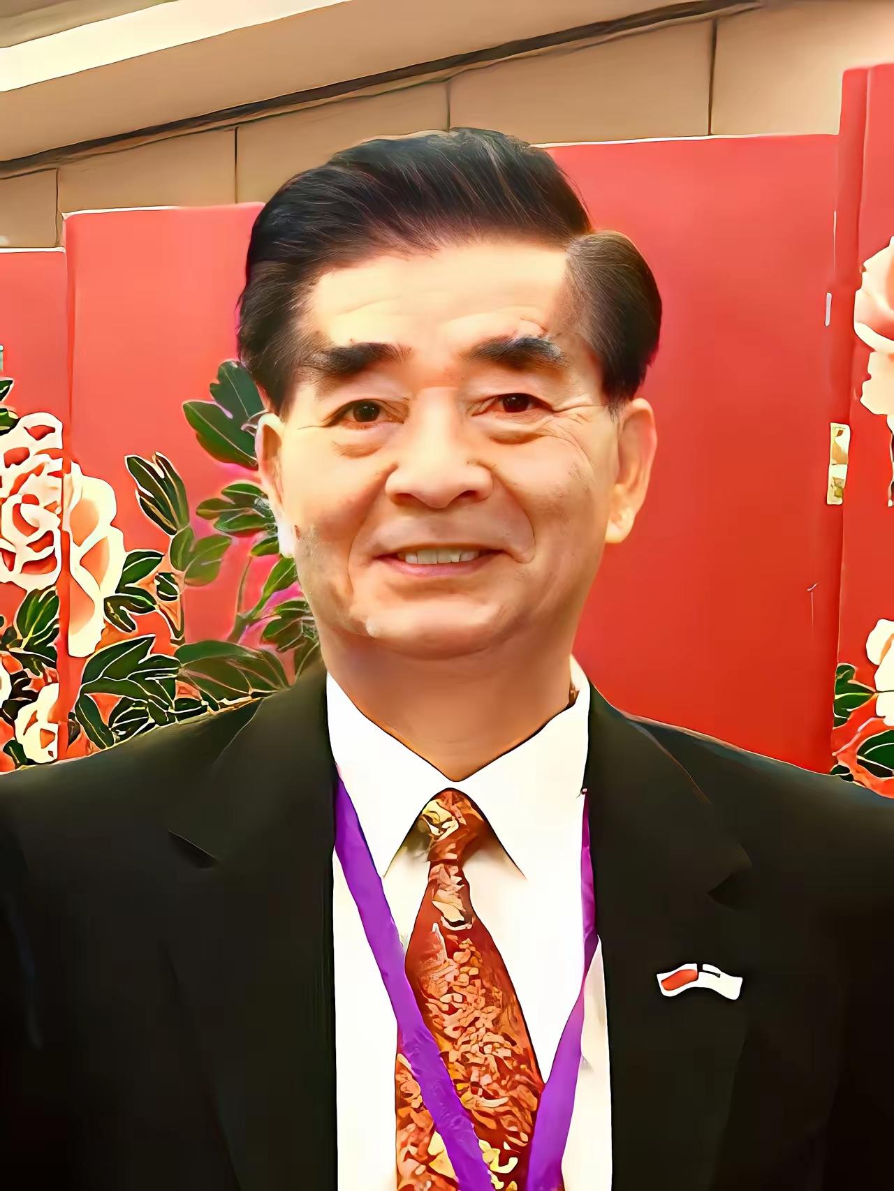 你能想象吗？那个天天笑眯眯、热心肠到人人都想送锦旗的“大善人”梁成运，竟然是美国