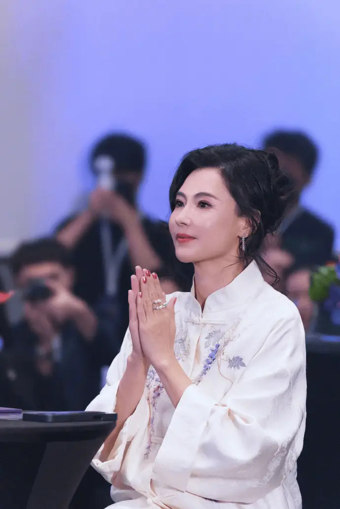 张柏芝公开聊育儿 直言带三个儿子很轻松 ​​​
