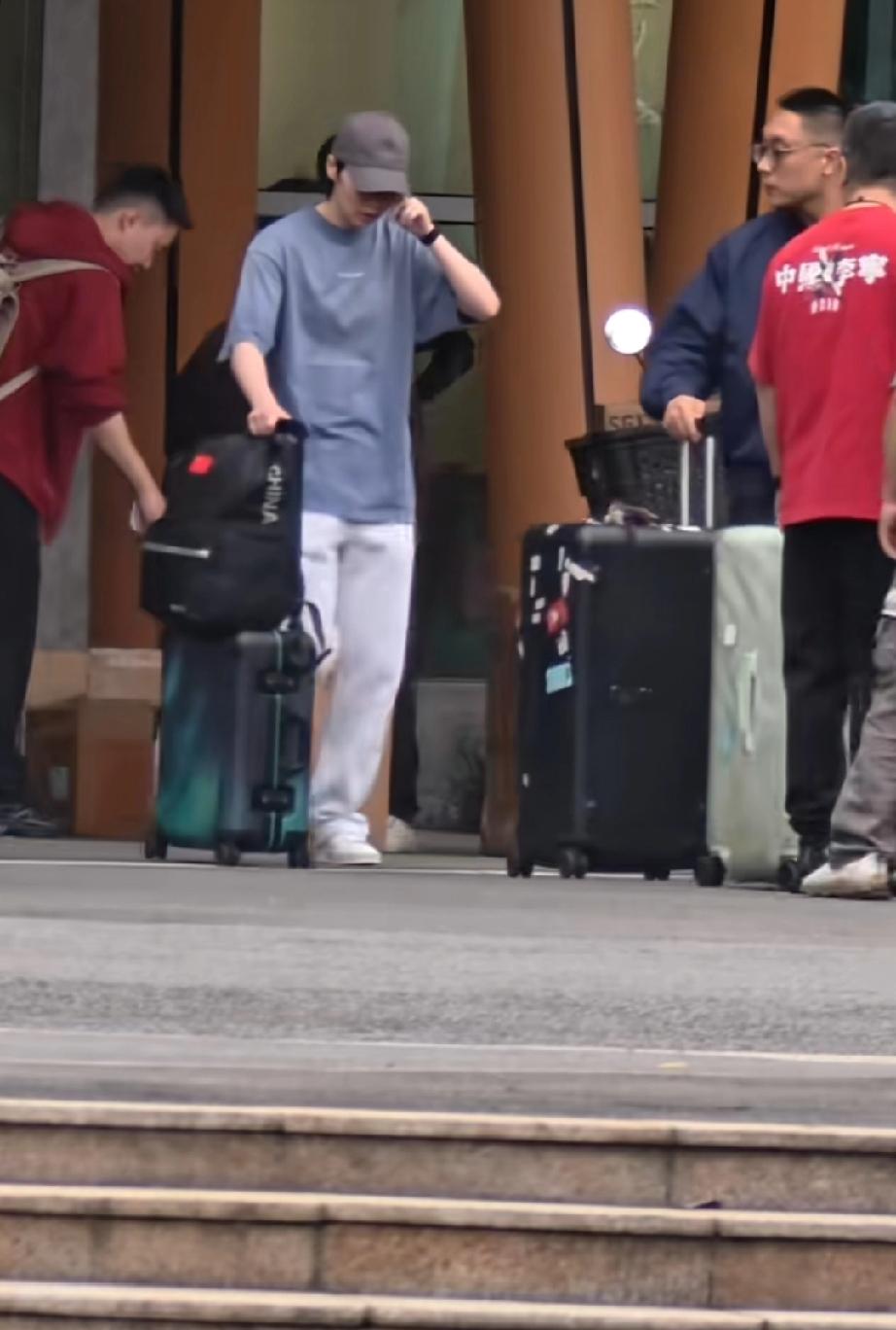 国乒今日结束成都封闭训练，王曼昱下午与国乒团队一起乘班车赶往机场，飞回北京。
曼